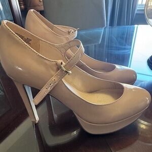 New Nine West Platform heels  cream/ tan